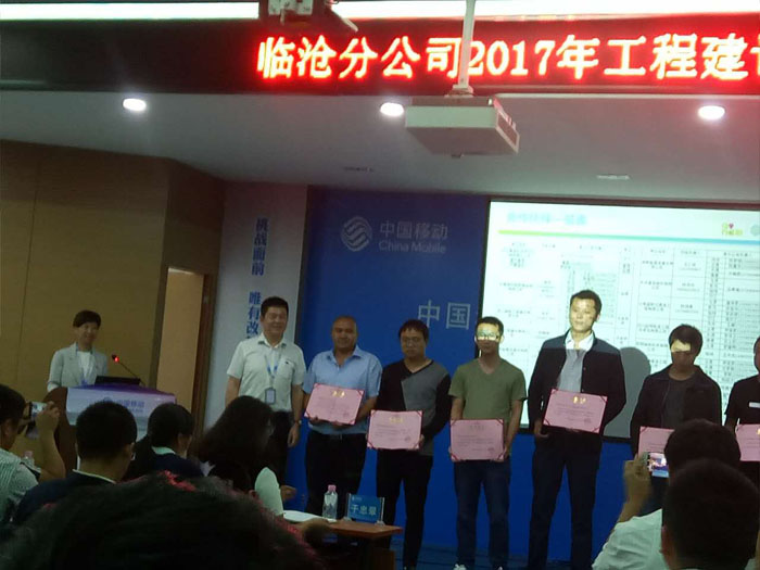 項目經理郭發鴻（左四）在臺上領獎