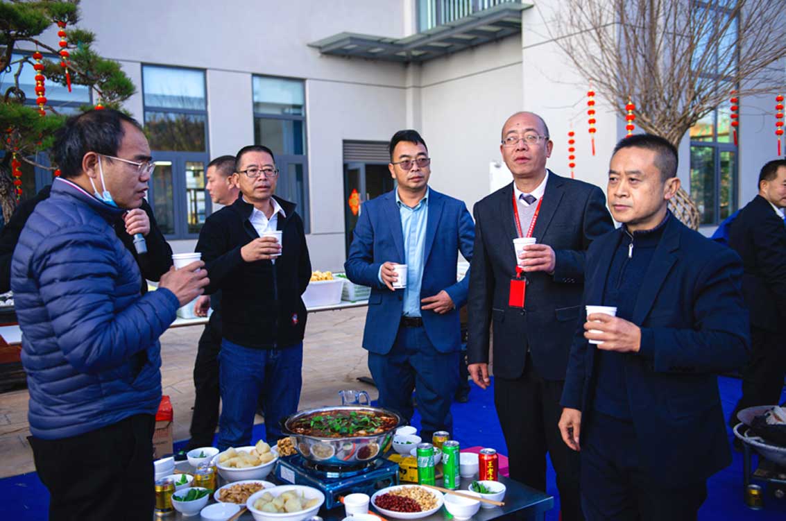 歡聚一堂舉杯同慶