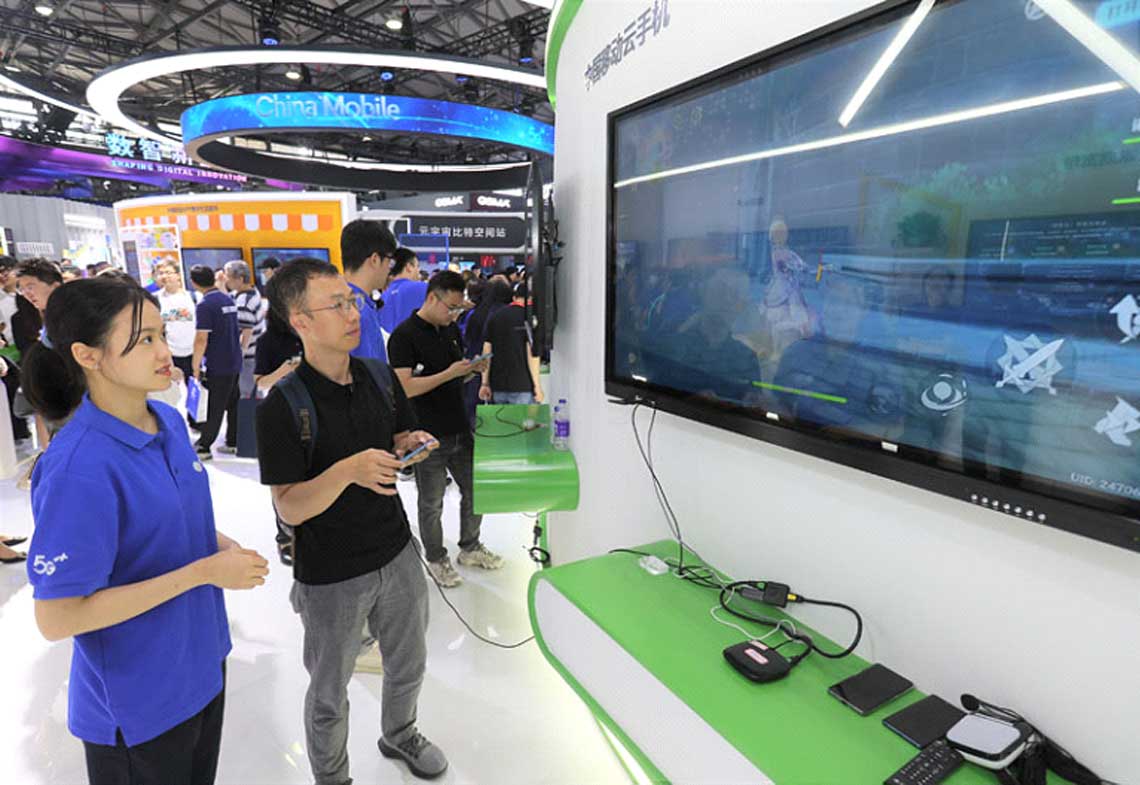 人們在中國移動展臺體驗云手機游戲