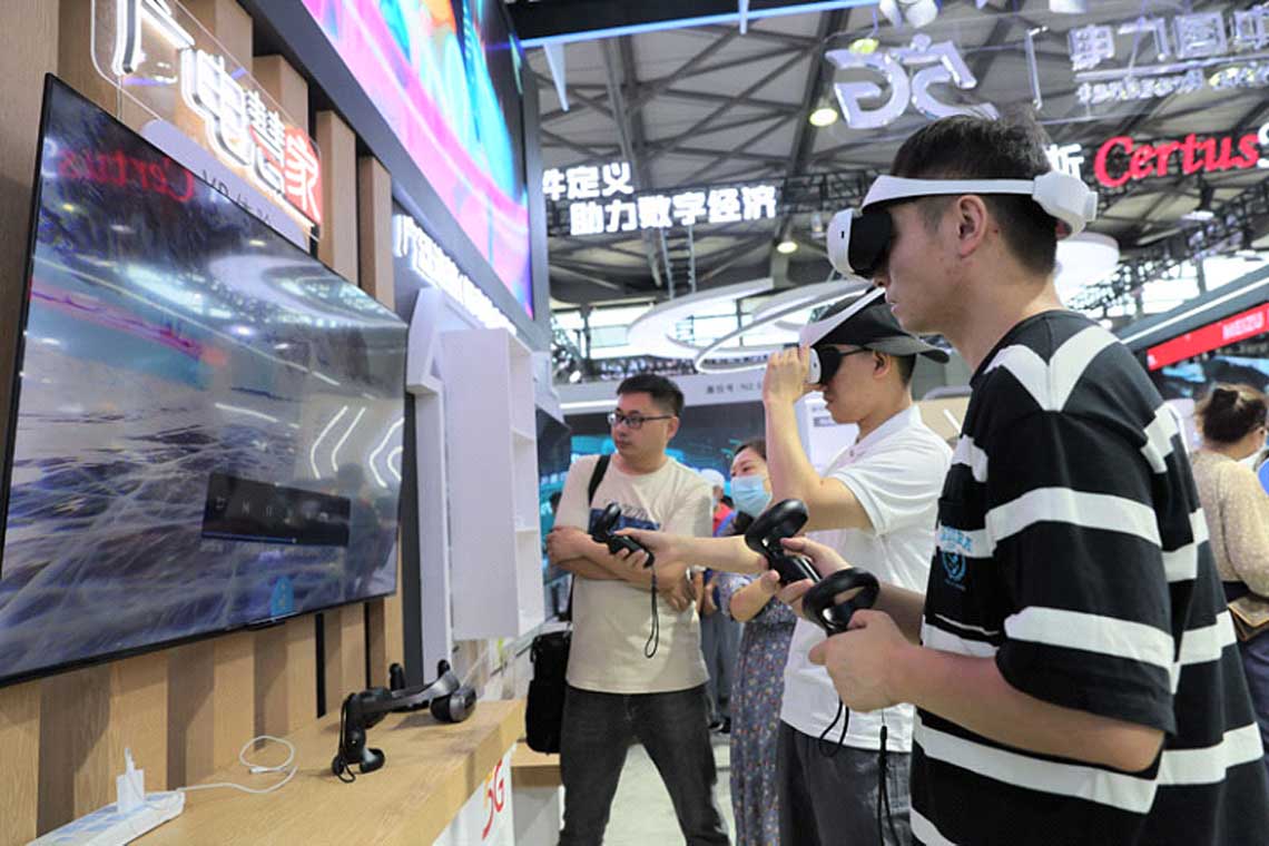 人們在中國廣電展臺進行VR體驗