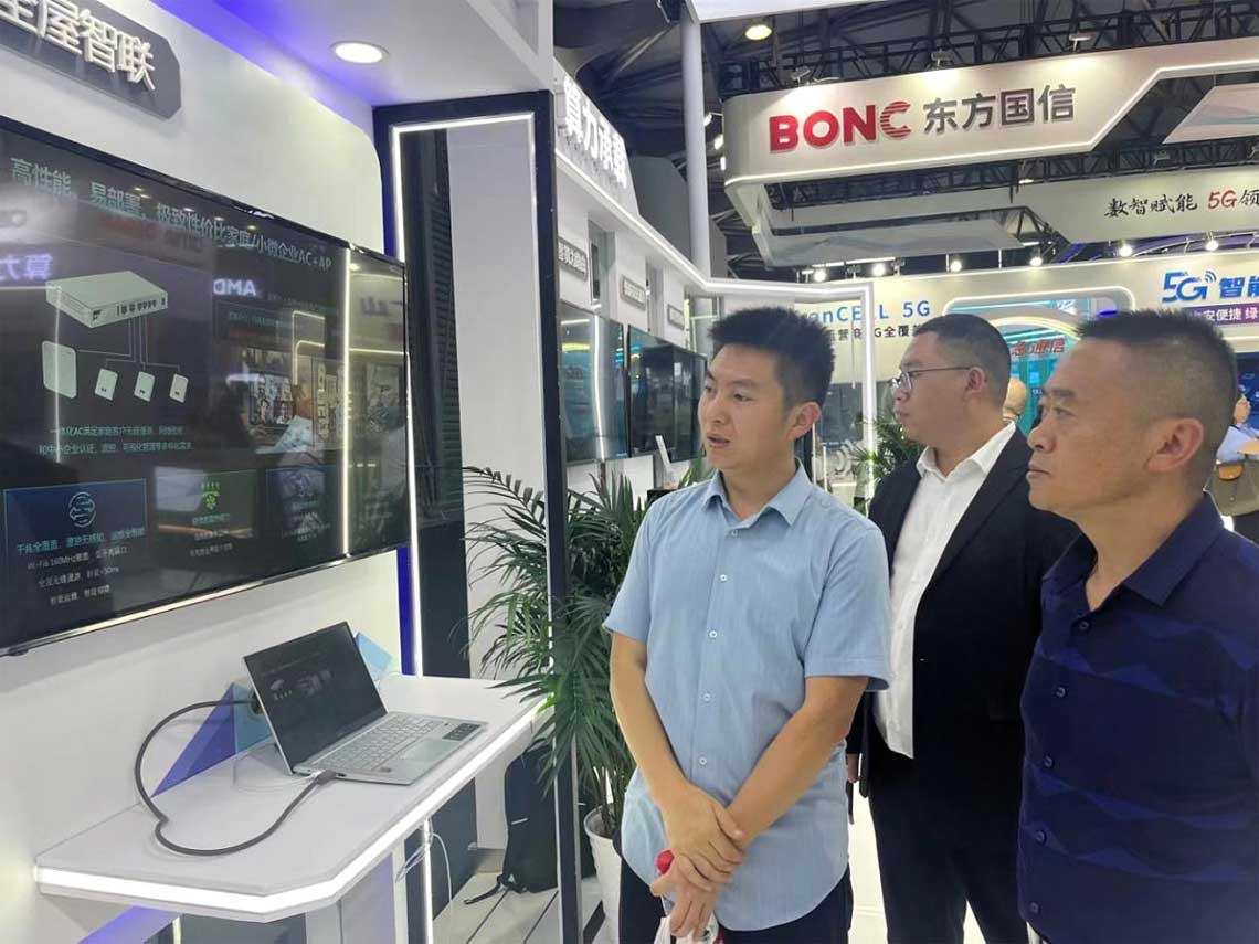 參觀全屋智聯展區，陳光平進行介紹